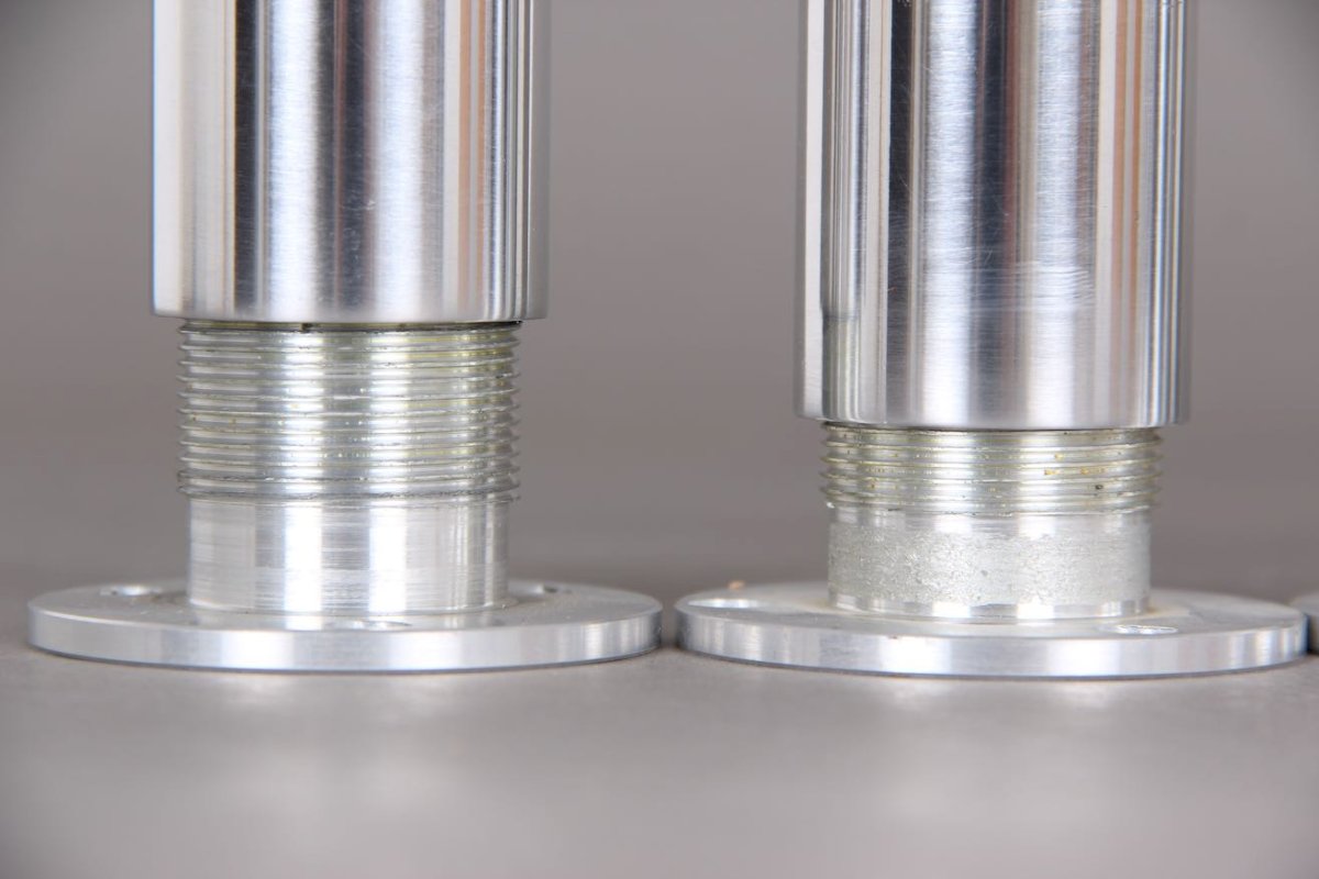 4 legs in aluminium. Set.